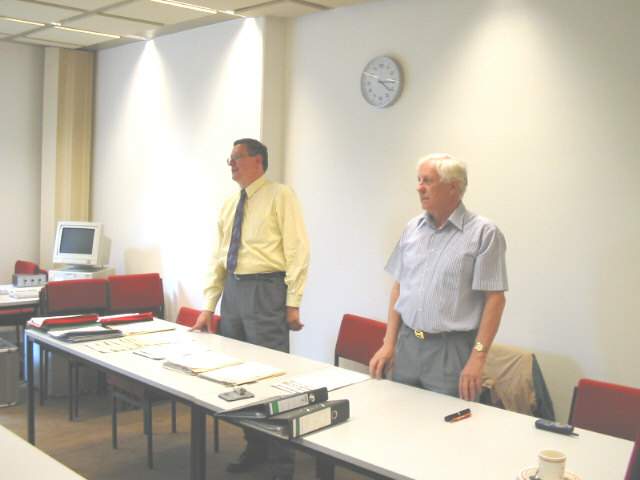 Herr Neubauer (links) von der RegTP und DL2BB Karl-Heinz als
Prfungsausschuss
